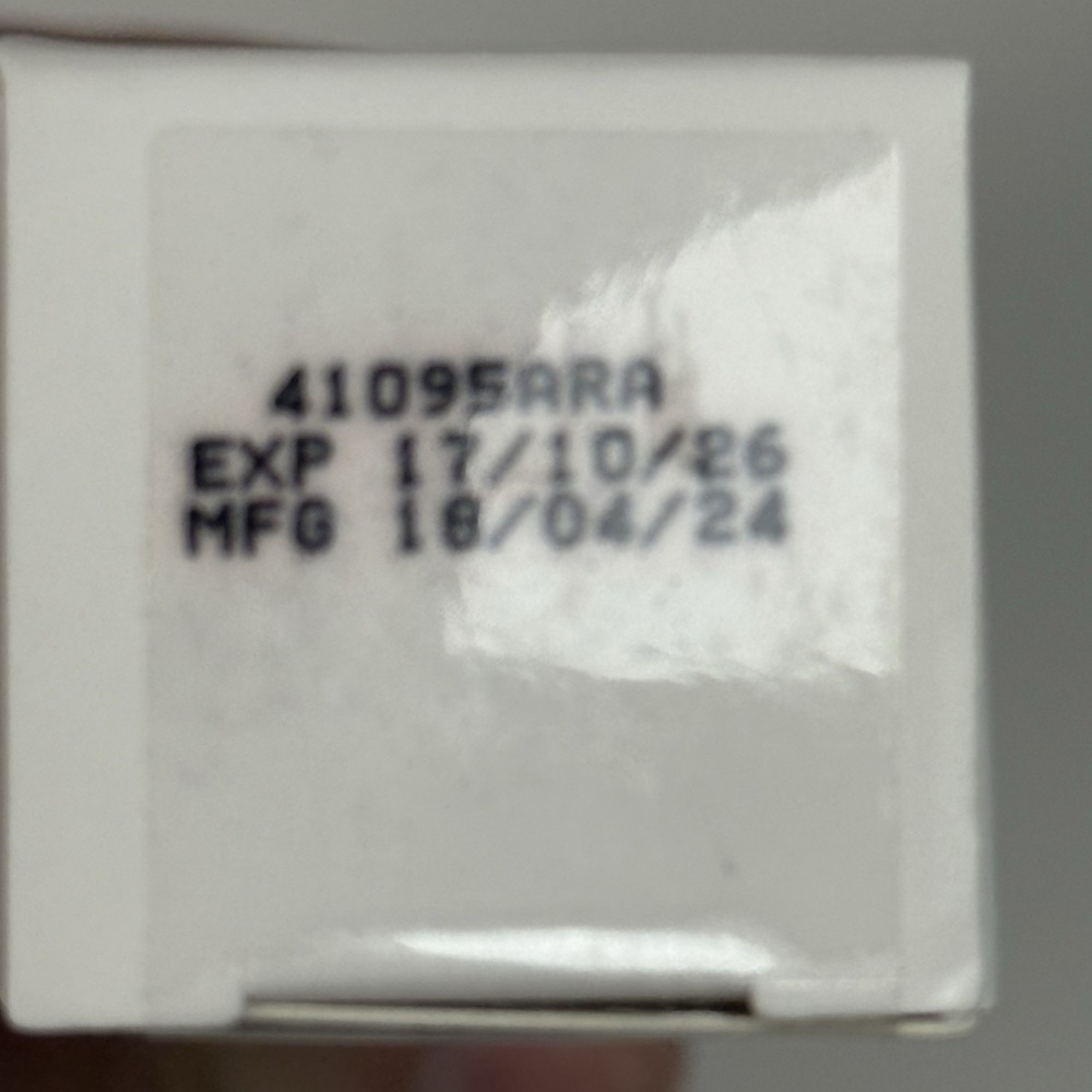 Amway Artistry Ever Perfect Longwearing Foundation 201 Beige Makeup - Picture 4 of 4